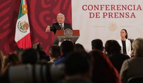 Conservadores consideran que usuarios de Twitter son más preparados y los del "Face" más del pueblo: AMLO