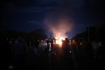 Comuneros y ex autodefensas bloquean salidas de Uruapan