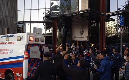 Trabajador cae de una altura de 15 metros mientras limpiaba la cúpula de la Bolsa Mexicana de Valores