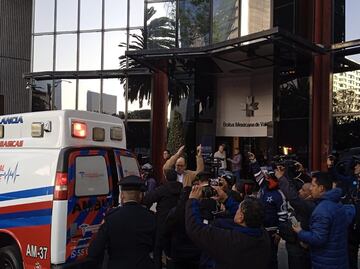 Trabajador cae de una altura de 15 metros mientras limpiaba la cúpula de la Bolsa Mexicana de Valores