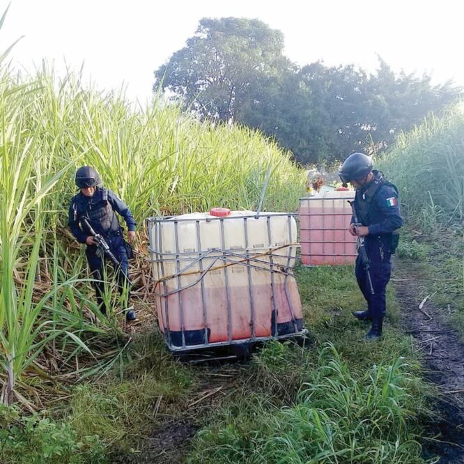 En Monterrey, Nuevo León, elementos de la policía estatal detuvieron a seis personas relacionadas con el robo de combustible en instalaciones de Pemex. ARCHIVO EL UNIVERSAL