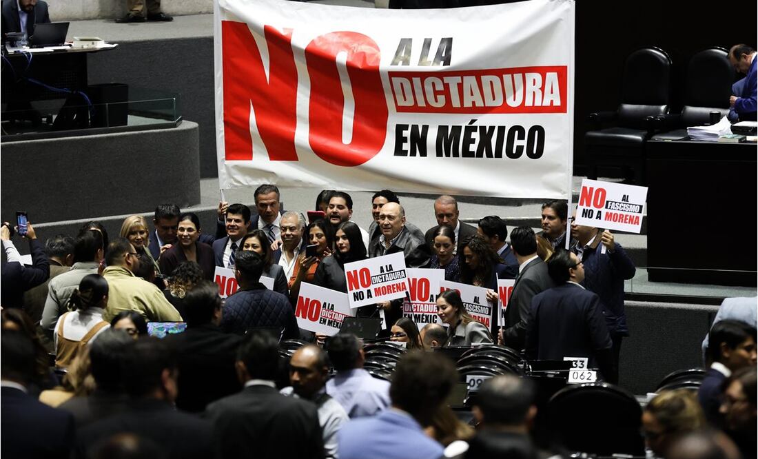En la Cámara de Diputados legisladores de oposición mostraron ayer pancartas en contra de la desaparición de órganos autónomos. Foto: Diego Simón | El Universal