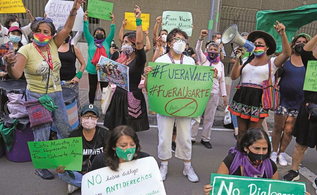 Mujeres exigieron la disolución del gabinete, frente al Ministerio de la Mujer, en Lima. Foto: Martín Mejía/ AP.