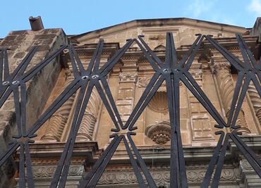 Obra póstuma de Francisco Toledo se erige como ícono frente a un templo colonial en Oaxaca