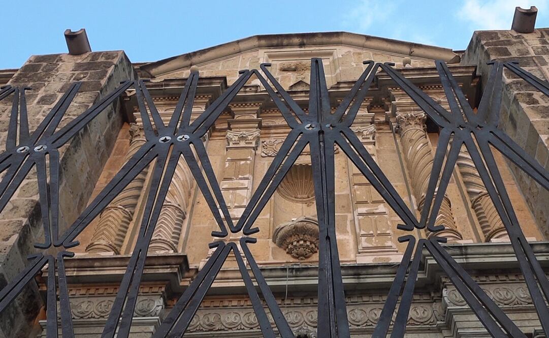 Fotografía de una obra del artista plástico mexicano Francisco Toledo en el templo de San Felipe Neri. Foto: EFE/ Jesús Méndez.