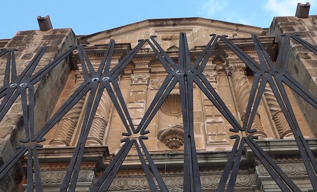 Fotografía de una obra del artista plástico mexicano Francisco Toledo en el templo de San Felipe Neri. Foto: EFE/ Jesús Méndez.