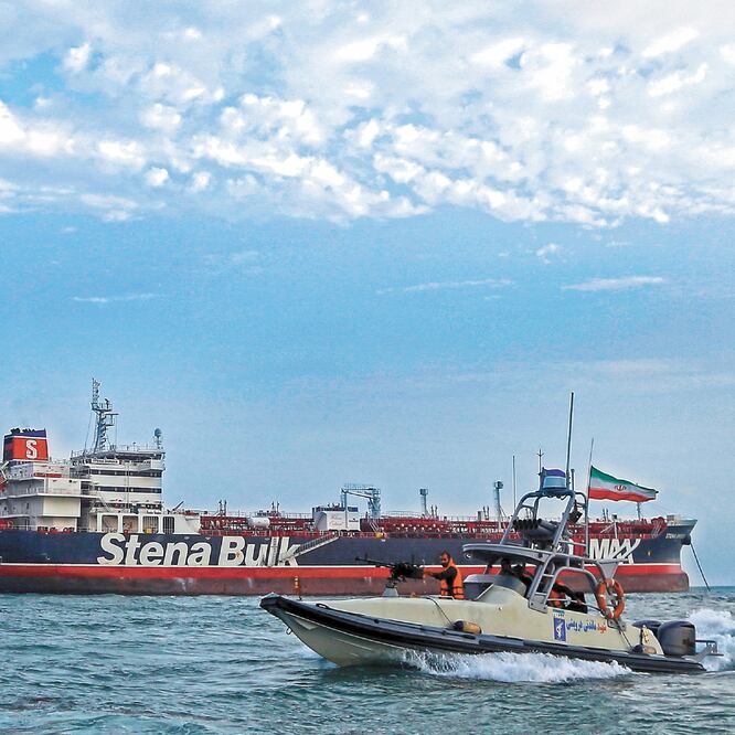 Un bote de la Guardia Revolucionaria iraní navegaba ayer junto al petrolero británico Stena Impero, en Bandar Abbas, al sur de Irán. HASAN SHIRVANI. EFE