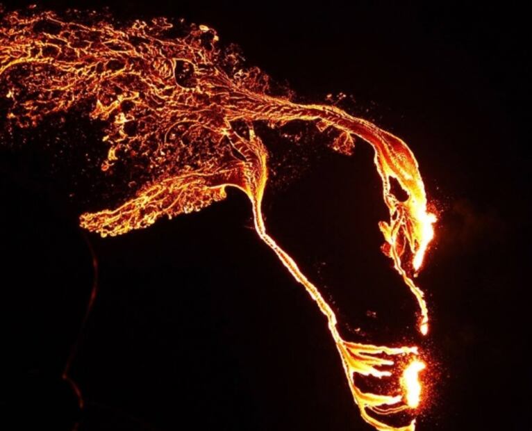 Erupción volcánica ilumina el cielo cerca de la capital de Islandia