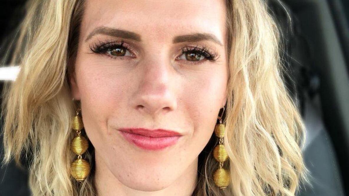 Condenan a prisión en EE.UU. a una popular youtuber que daba consejos sobre maternidad por maltratar a sus hijos, Foto: BBC