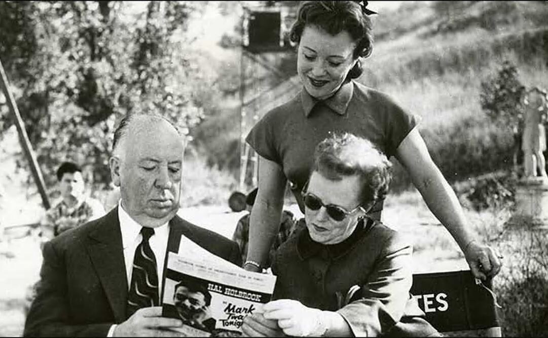 Pat Hitchcock (de pie) junto a sus padres, Alfred y Alma. Foto: El Mercurio/Chile/GDA