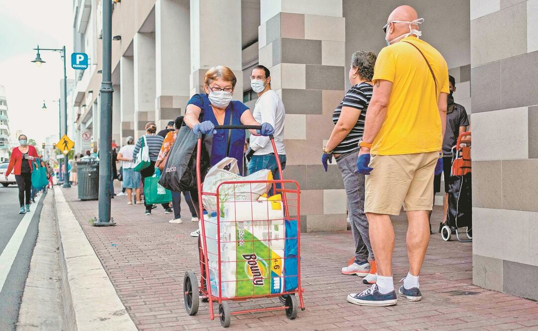 En Puerto Rico, las noticias falsas derivaron en compras de pánico en los supermercados y tiendas. Foto: RICARDO ARDUENGO. AFP