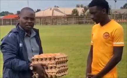 Jugador es nombrado MVP tras un partido en la liga de Zambia y como premio recibe cinco cartones de huevo