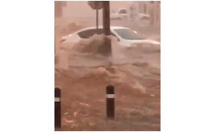 Así arrastró a vehículo una corriente de agua provocada por "Lorena" en Culiacán