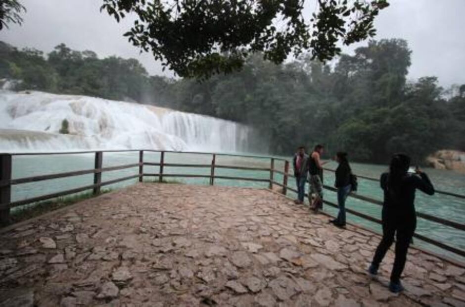 Redireccionan afluente de Agua Azul con parche