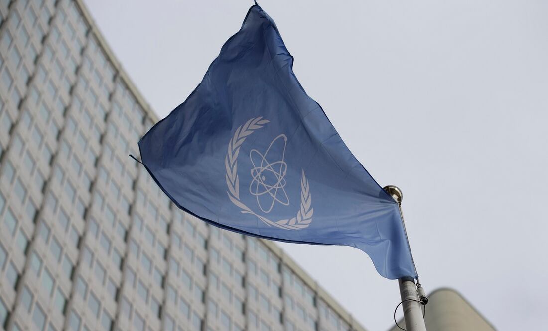 La bandera del Organismo Internacional de Energía Atómica ondea frente a su sede durante una reunión de la Junta de Gobernadores de la OIEA en Viena, Austria, el 6 de febrero de 2023. Foto: AP
