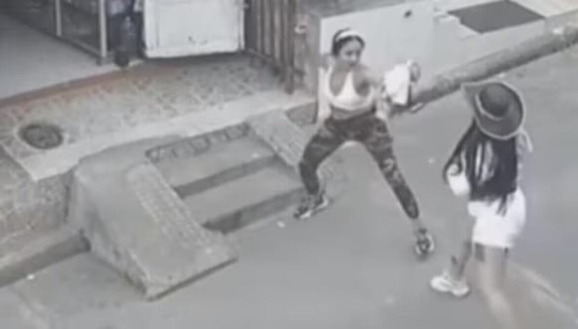 La pelea entre las dos mujeres de Ibagué, Colombia, quedó registrada en video. Foto: tomada de video