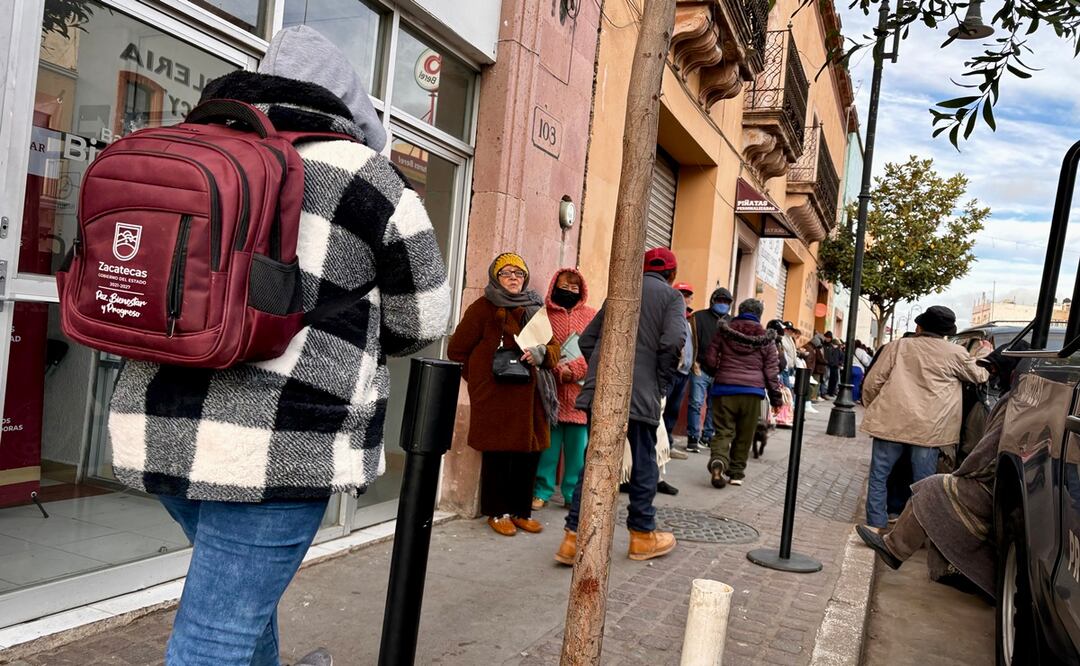 Adultos mayores esperan bajo el frío para cobrar su pensión en Banco del Bienestar en Zacatecas. Foto: Irma Mejía