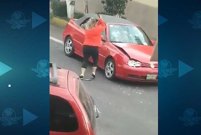 Llaman a mujer "Lady Choques" por destrozar y embestir auto en Azcapotzalco