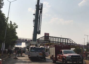 Tras 14 horas del accidente, arman grúa telescópica para retirar tráiler en la Línea 5 del Metro