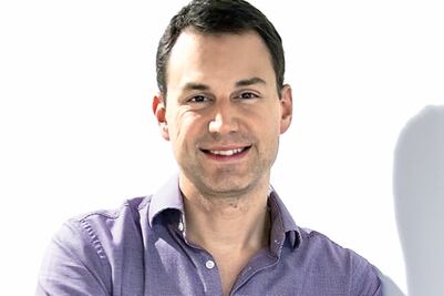 Modelo analiza ampliar sus entregas a domicilio