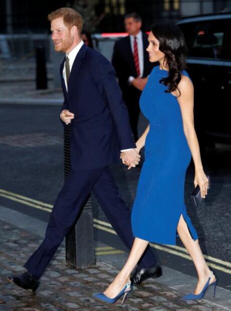 Meghan Markle triunfa en Londres con un vestido azul cerúleo