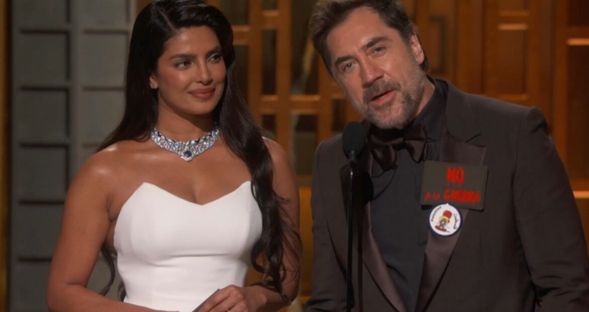 Javier Bardem porta certal de "No a la guerra" y espeta "Palestina libre" en los Premios Oscar.
Foto: Especial