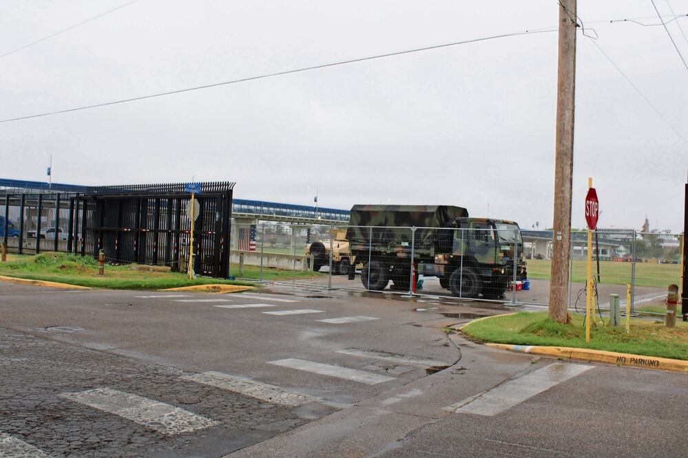Soldados de la Guardia Nacional de Texas fuertemente armados y con vehículos militares al final de la calle Main de Eagle Pass intimidan a la población que quiere acercarse a la frontera. Foto: de Francisco Rodríguez. Archivo El Universal