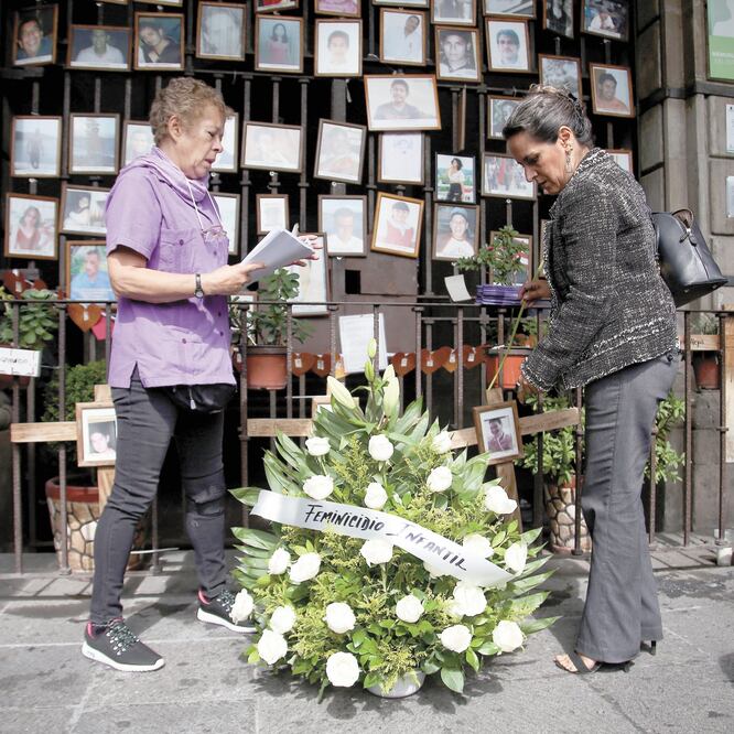 Manifestación pacífica. Con un arreglo floral, activistas protestaron por el asesinato y violación de una niña de seis años. MARGARITO PÉREZ. CUARTOSCURO