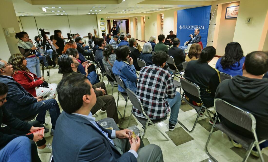 Juan Villoro en su diálogo con un grupo de suscriptores de EL UNIVERSAL. Foto: Fernanda Rojas / EL UNIVERSAL