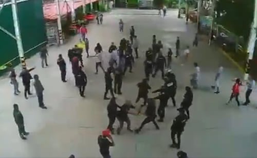Policías municipales de Ixtapaluca ingresan a preparatoria y se enfrentan a docentes; buscaban detener al director por presunto abuso a menor