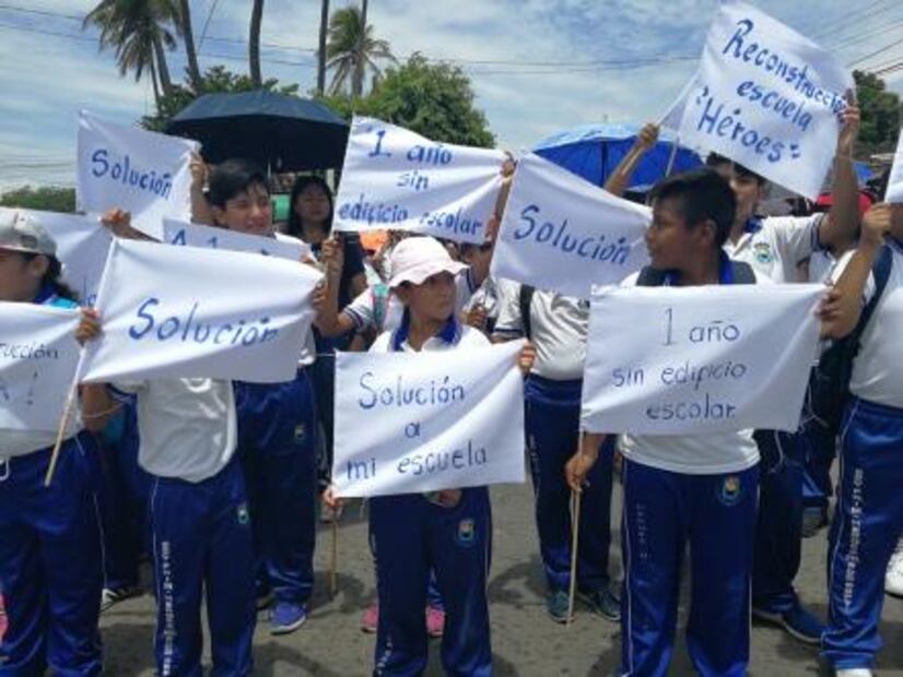 Marchan alumnos de primaria en Juchitán; exigen avances en reconstrucción de aulas