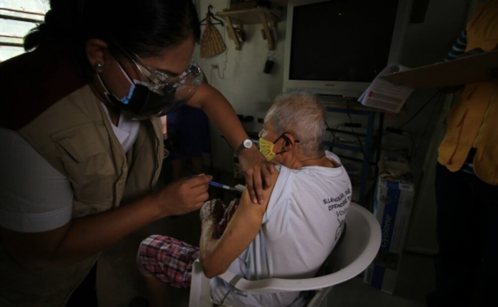 Llevan vacuna antiCovid hasta la casa de adultos mayores en Villahermosa