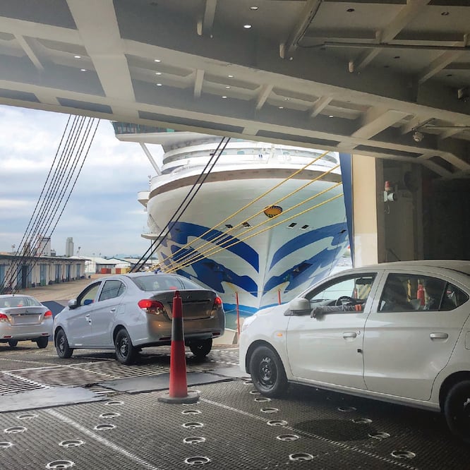 En el puerto de Mazatlán se recibió el primer cargamento de 4 mil 870 autos de Mitsubishi, que ahora operará como parte de la alianza Renault-Nissan. DIANA DOMÍNGUEZ. NOTIMEX