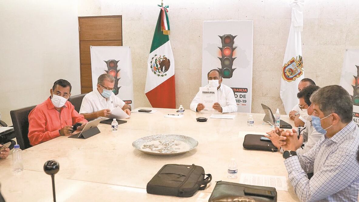 En la conferencia sobre el reforzamiento de las medidas sanitarias, el gobernador estuvo acompañado por mandos militares y navales, así como de la Guardia Nacional y autoridades civiles del estado. Foto: Especial