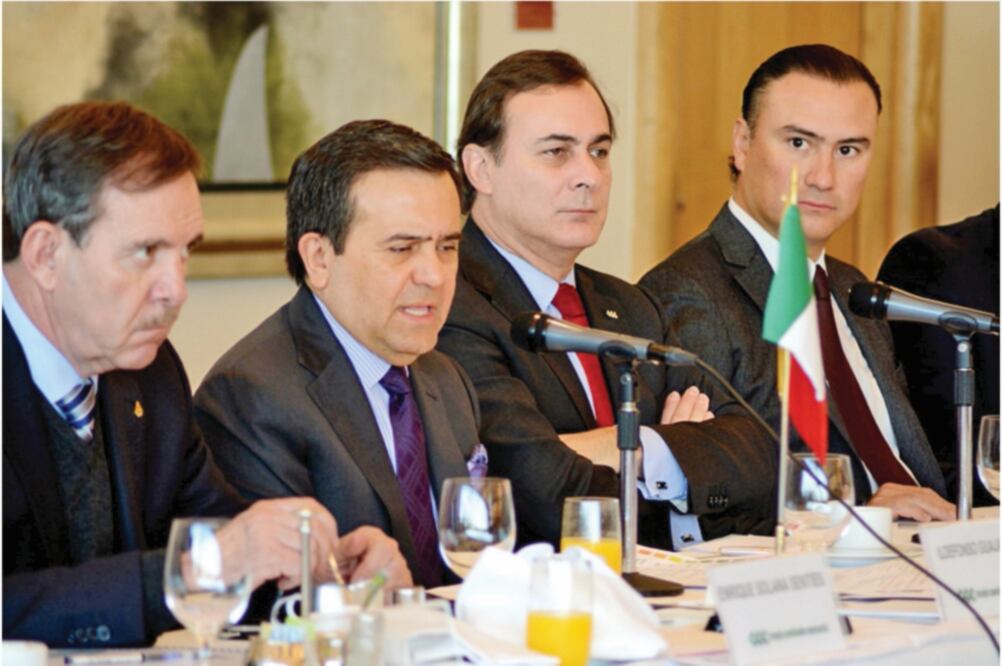 Enrique Solana, presidente de la Concanaco; Ildefonso Guajardo, secretario de Economía; Juan Pablo Castañón, líder del CCE, y Manuel Herrera, de la Concamin, se reunieron ayer para analizar la situación actual del país (ESPECIAL)