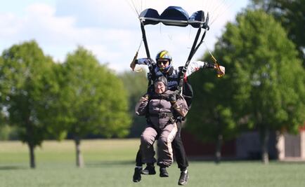 Mujer de 103 años rompe record como la persona más grande en saltar de paracaídas 