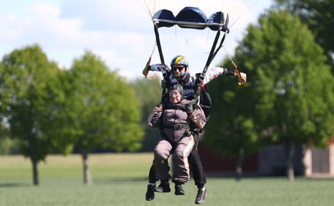 Rut Larsson saltó en tándem atada a otro paracaidista. La pareja tocó tierra sin problemas. Foto: EFE