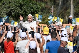 Papa León XIV visita isla de Lampedusa; reza por los migrantes muertos