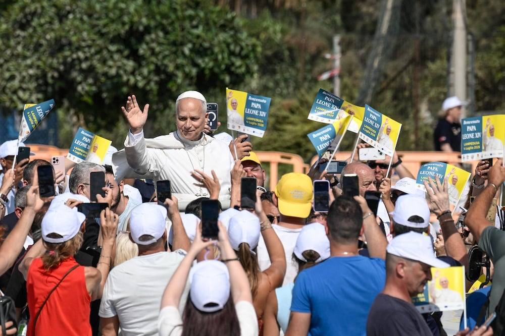 El papa León XIV saluda a los fieles mientras celebra la Santa Misa durante su visita pastoral a la isla de Lampedusa, en el sur de Italia. Foto: EFE