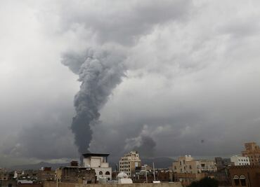 Israel lanza ataques contra la capital de Yemen; petrolera, entre los blancos