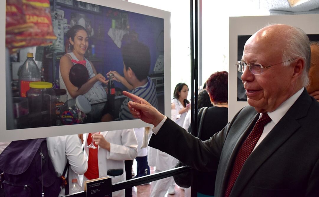El funcionario recorrió la exposición fotográfica La Mujer Mexicana y la Lactancia (Foto: Cortesía)