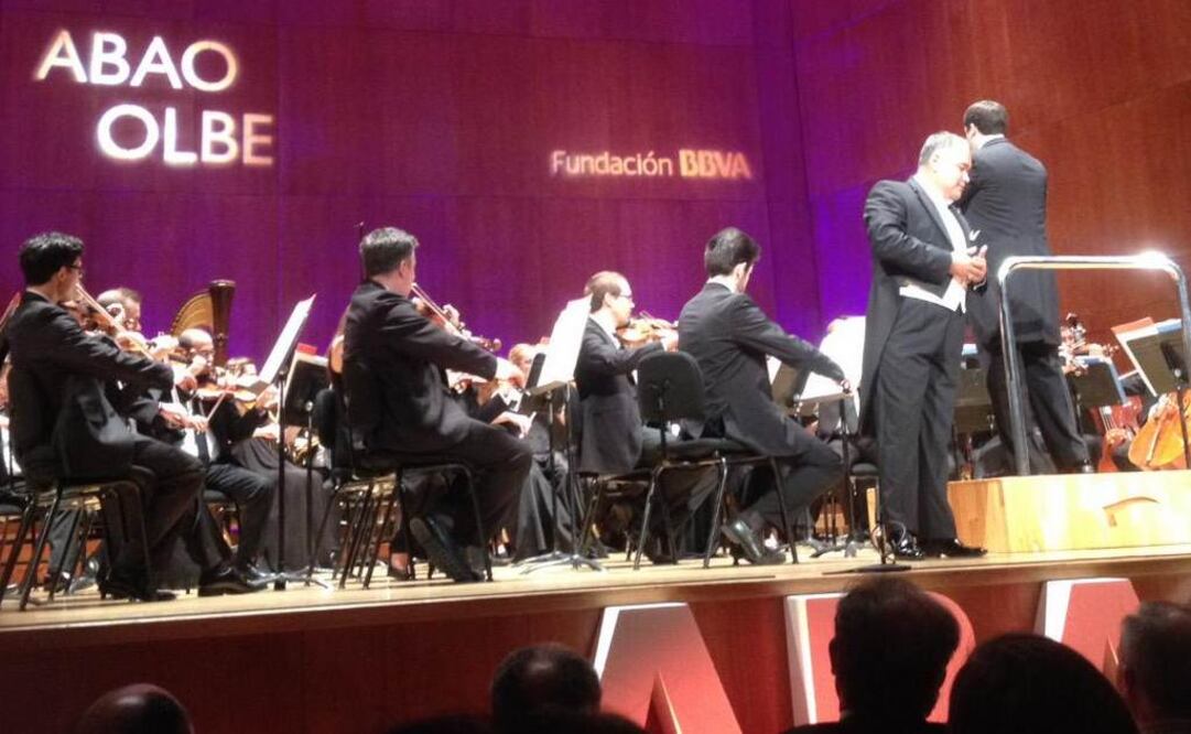 Previo a la gala Camarena recibió el Veri de Oro de la ABAO-OLBE en presencia de funcionarios de la Fundación BBVA. FOTO: Twitter (@ABAO_OLBE)