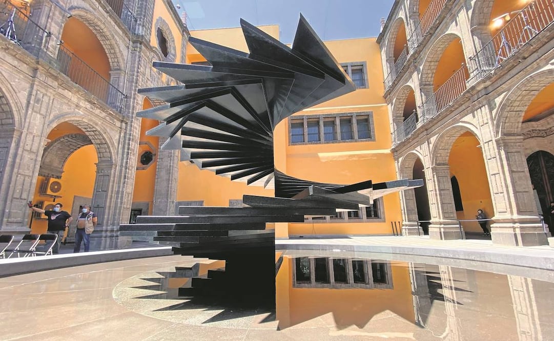 La fuente creada por Vicente Rojo se ubica en el Patio de Pasantes; cuenta con 38 piezas triangulares en espiral ascendente en evocación al poema Piedra de Sol. Foto: Berenice Fregoso/ EL UNIVERSAL.