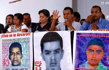 Padres de los 43 acusan con AMLO a Sedena y FGR de volver lento el caso