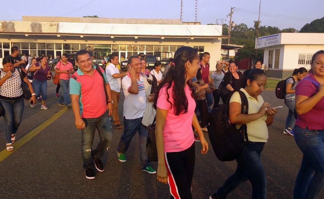 Profesores en una de las sedes donde fueron citados para trasladarse a los centros de aplicación. /Especial