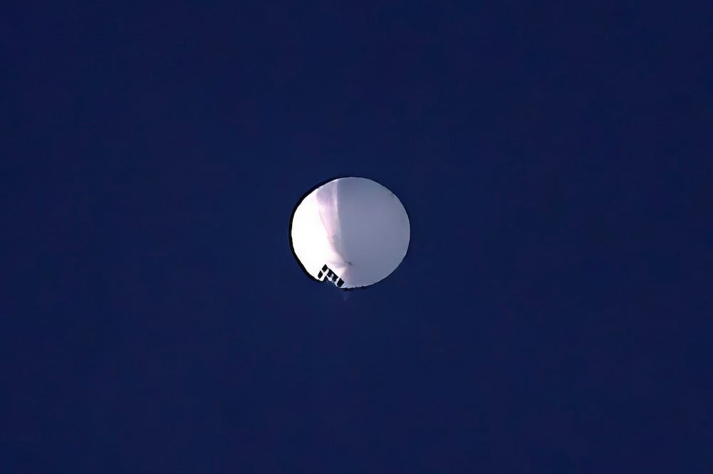 Un globo a gran altitud flotó sobre Billings, Montana. Foto: AP