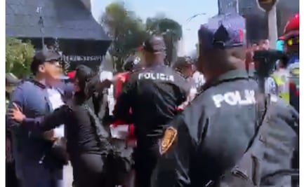 Conato de riña en la Glorieta del Caballito; civiles forcejean con policías durante el desfile de la Revolución