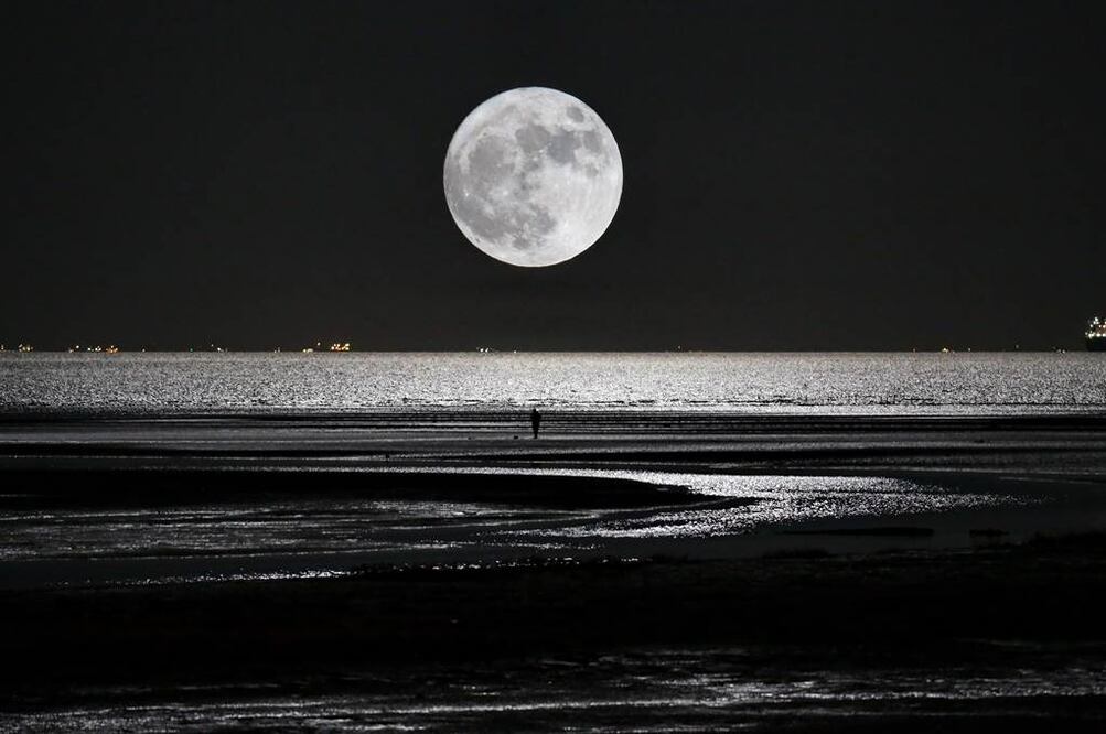 La "súper luna" brilla sobre Qinghuangdao, en la provincia de Hebei, en el norte de China (Foto( Xinhua)