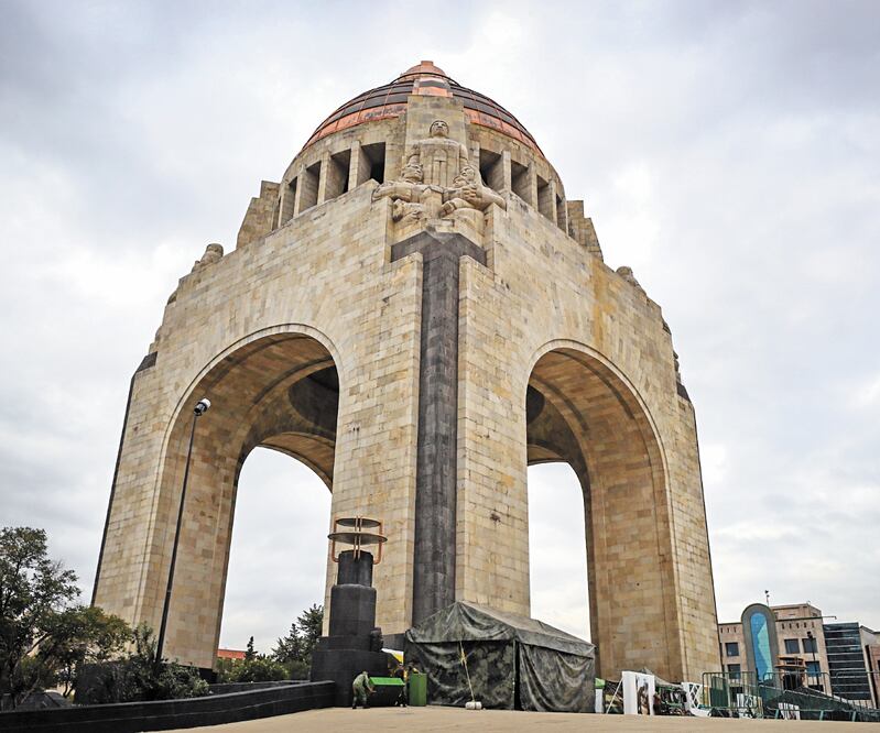 De acuerdo con las autoridades, el desfile sobre el circuito del Monumento a la Revolución tendrá una duración de 20 minutos y desde el 17 de noviembre se han realizado algunos ensayos. Foto: DIEGO SIMÓN. EL UNIVERSAL
