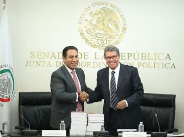 “No traiciones los acuerdos”, dice Monreal a Ramírez Aguilar en relevo de la Jucopo; también pedirá licencia